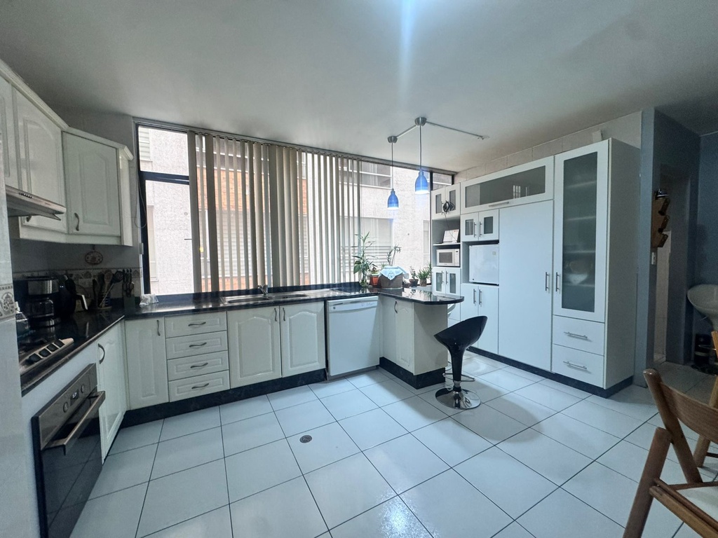 Departamento de 4 Dormitorios con Excelente Ubicación en Venta Sector República del Salvador