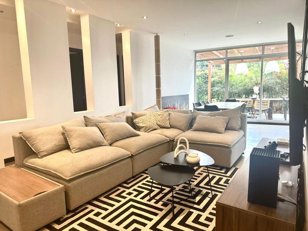 Departamento con Excelente Ubicación en Alquiler Sector Cumbayá