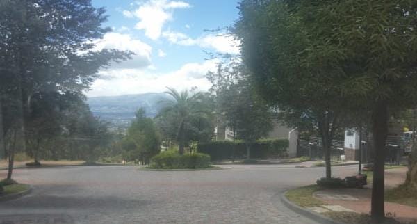 Terreno de Oportunidad en Venta Sector Cumbayá 