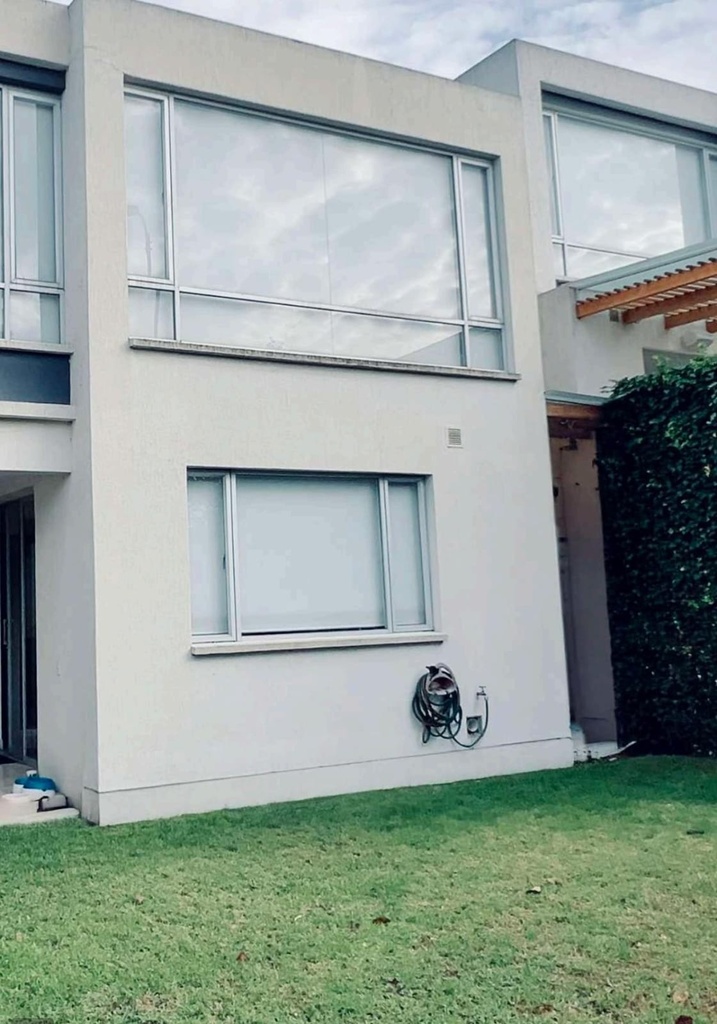 Casa Moderna con Excelente vista en Venta Sector Cumbayá