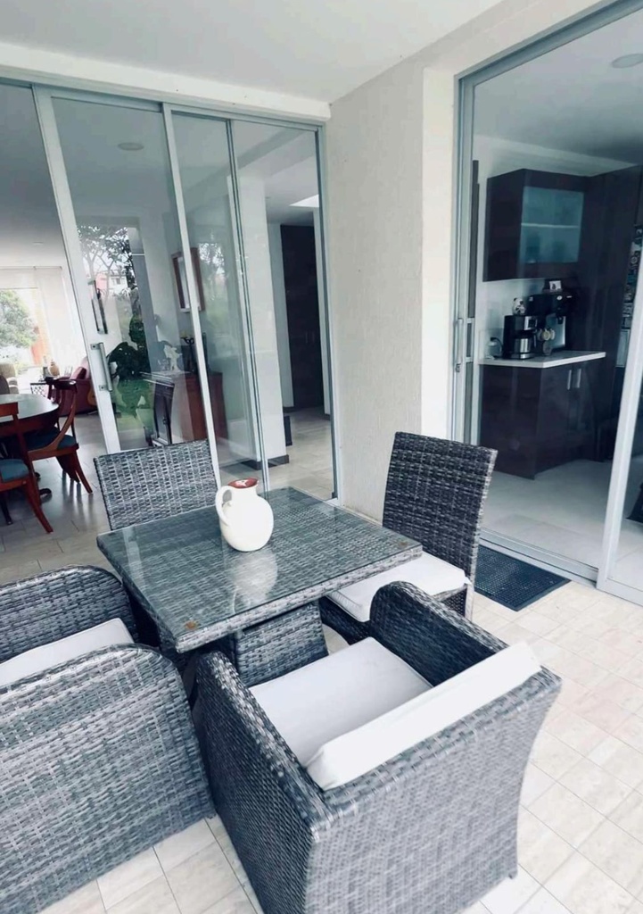 Casa Moderna con Excelente vista en Venta Sector Cumbayá