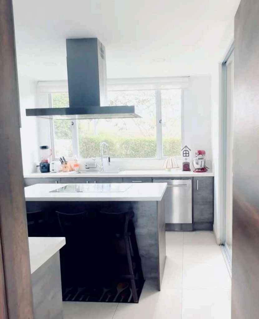 Casa Moderna con Excelente vista en Venta Sector Cumbayá