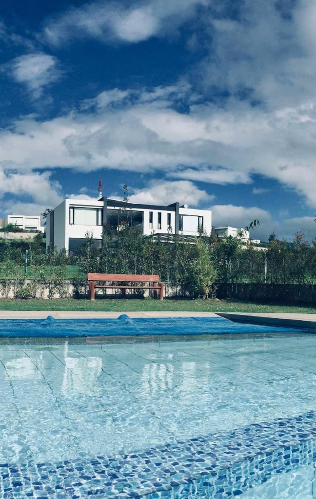 Casa Moderna con Excelente vista en Venta Sector Cumbayá