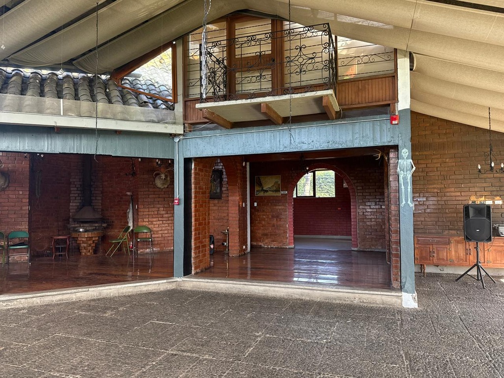 Casa Comercial en Alquiler con Ubicación Estratégica en Puembo Rosa Blanca