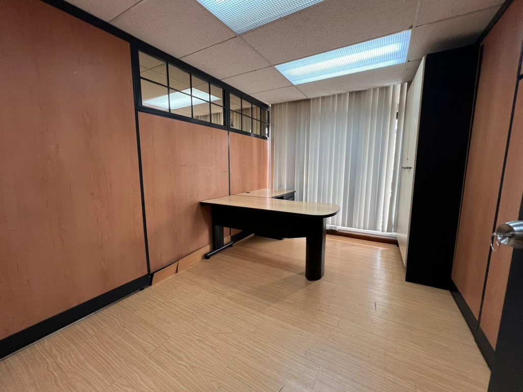 Oficina con Excelente Ubicación en Alquiler Sector República del Salvador 