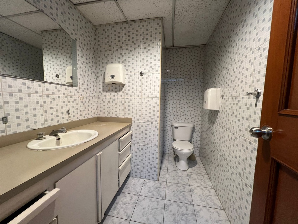 Oficina con Excelente Ubicación en Alquiler Sector República del Salvador 