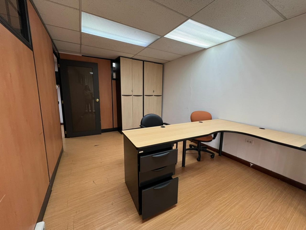 Oficina con Excelente Ubicación en Alquiler Sector República del Salvador 