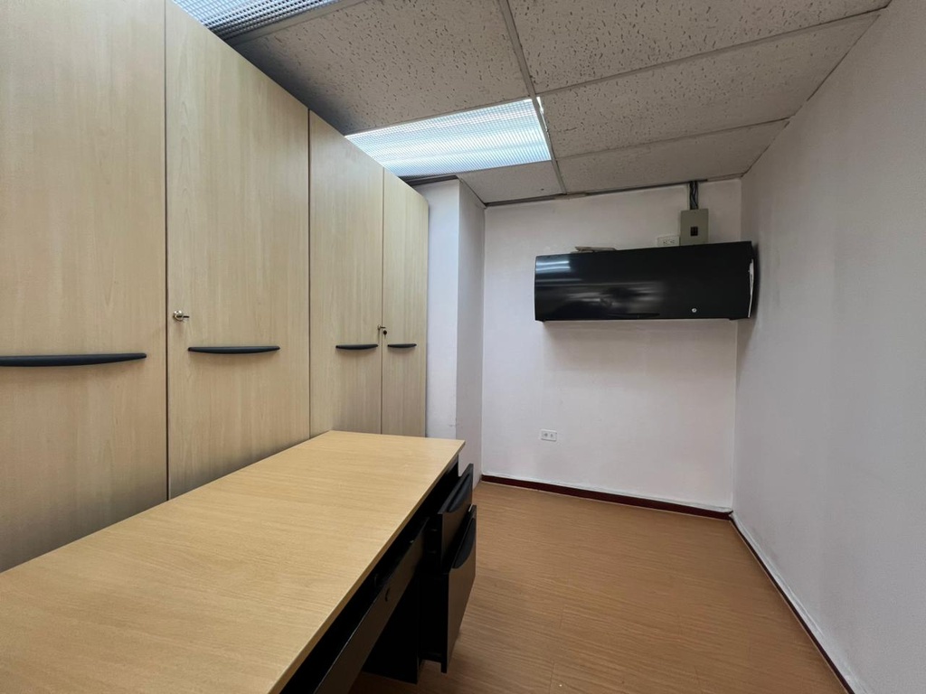 Oficina con Excelente Ubicación en Alquiler Sector República del Salvador 