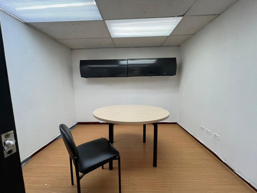 Oficina con Excelente Ubicación en Alquiler Sector República del Salvador 