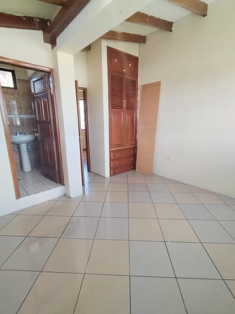 Casa Amplia de 3 Dormitorios Sector Ponceano Alto