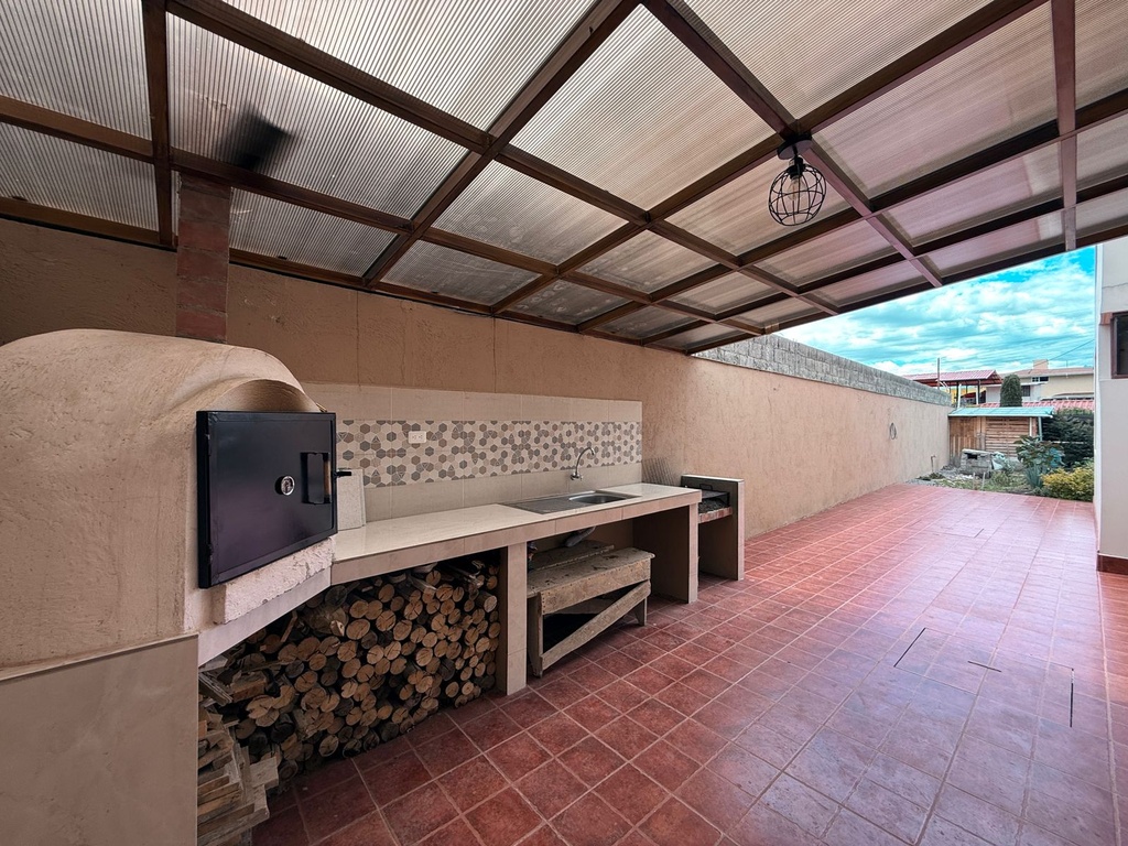 Casa con Ubicación Estratégica en Alquiler Sector Valle de los Chillos