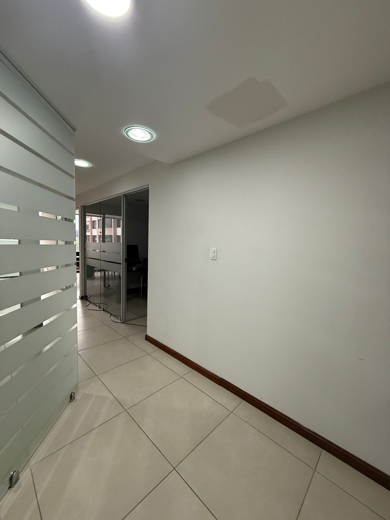 Oficina con Excelente Ubicación en Alquiler Sector República del Salvador