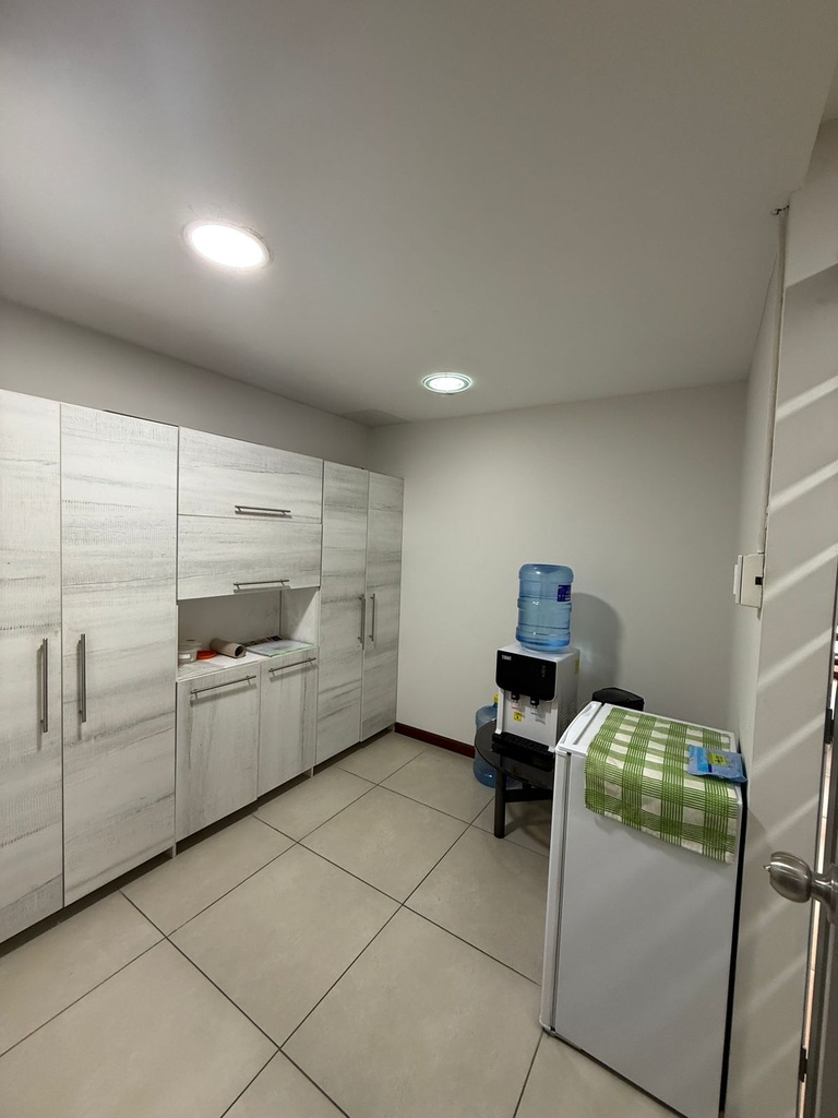 Oficina con Excelente Ubicación en Alquiler Sector República del Salvador