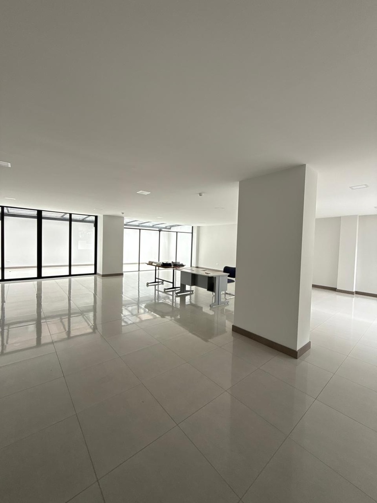 Oficina con Excelente Ubicación en Alquiler Sector El Batán  