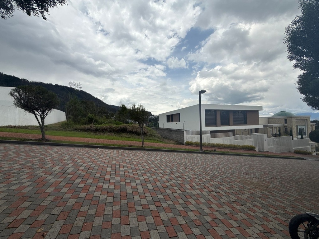 Terreno de Oportunidad en Venta Sector Cumbayá  (copia)